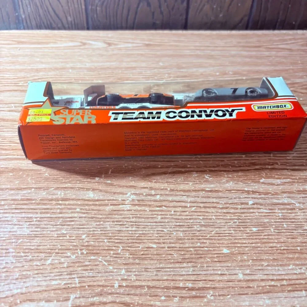 1993 Matchbox Hooters Racing #7 Alan Kulwicki Limited Edition, New in box